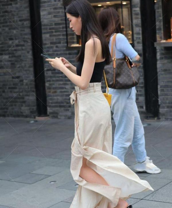 寬大寬鬆的闊腿褲也很好看，配上修身上衣，顯瘦減齡