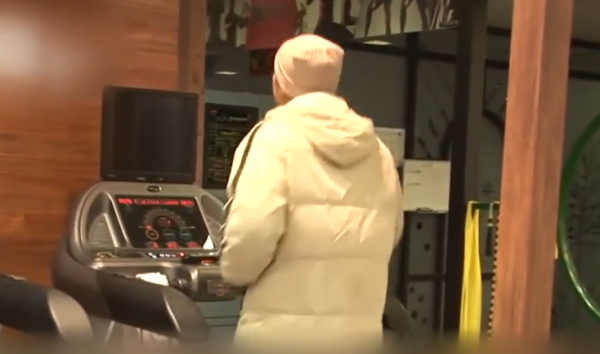 男子挑戰2天減肥40斤,大熱天穿棉襖開暖氣跳繩,效果驚人 男子挑戰2天減肥40斤,大熱天穿棉襖開暖氣跳繩,效果驚人