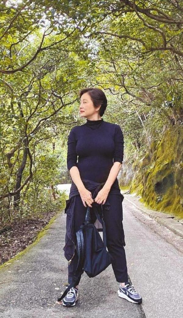 林青霞被男性攀肩合影，皺紋橫生也這麼漂亮，不打針自然舒服