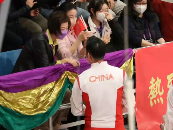 兩冠軍闊太世紀同框！郭晶晶穿一身粉少女感十足，張怡寧氣場更強