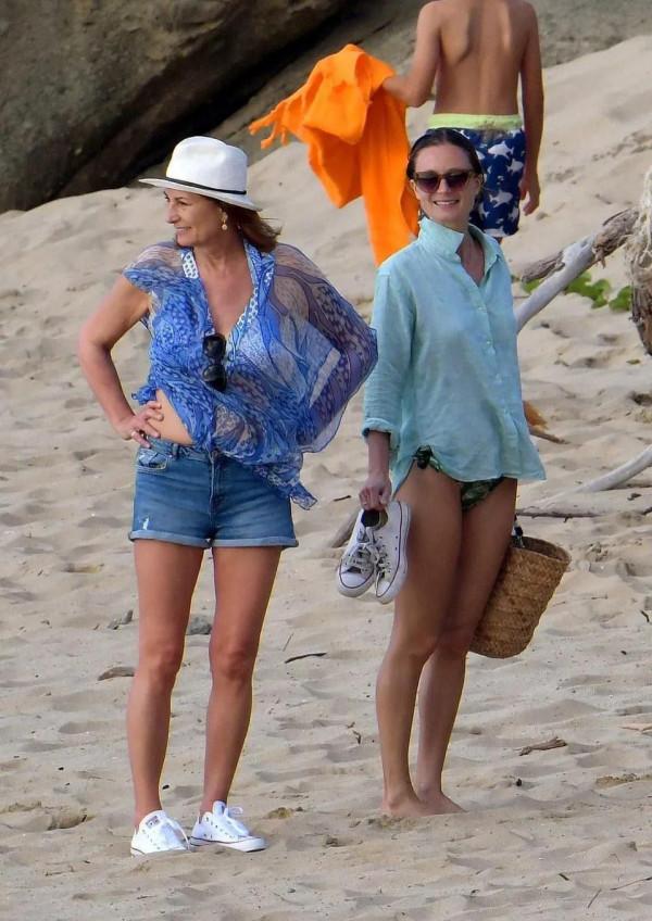 詹姆斯婚禮獨家:卡羅爾出借兒媳41年前禮裙,皮帕人群中為弟歡呼 詹姆斯婚禮獨家:卡羅爾出借兒媳41年前禮裙,皮帕人群中為弟歡呼