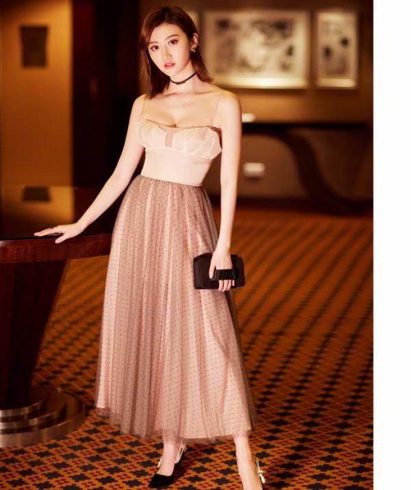 景甜為了顯臉小真是拼了，弄著“獅王”髮型，更顯瓜子臉