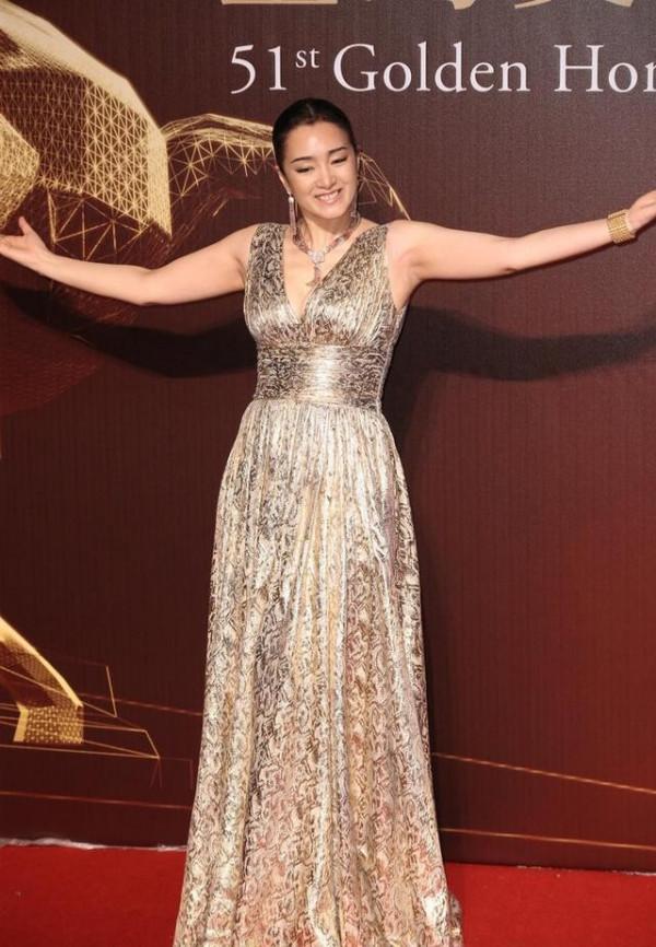鞏俐的氣質很獨特,和老公出席活動,穿一身金色也不土 鞏俐的氣質很獨特,和老公出席活動,穿一身金色也不土