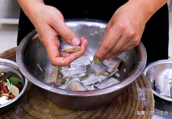 帶魚怎麼做才好吃，廚師長分享飯店秘製做法，鮮香入味，醬香濃郁