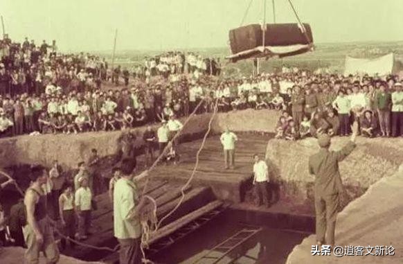 湖北空軍炸山修房,意外炸出褐色土層,專家:下面埋有大工程 湖北空軍炸山修房,意外炸出褐色土層,專家:下面埋有大工程