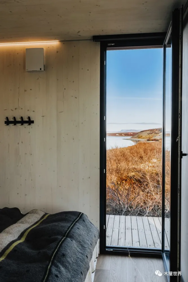 古老火山下的海邊，一夜之間建好的現代度假木屋