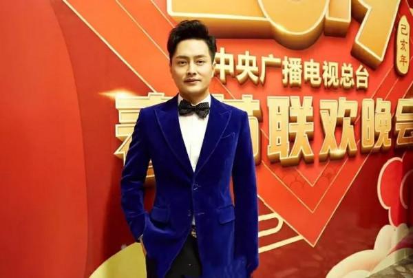 好歌手雲飛：娶&OpenCurlyDoubleQuote;古典女神&rdquo;美嬌妻，6登央視春晚，為人低調樸素