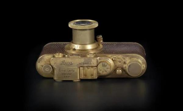 1946年有人送給他一臺相機,67年後價格漲到393萬 1946年有人送給他一臺相機,67年後價格漲到393萬