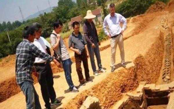 安徽工地挖出紅棺，墓主人散發奇特香味，難道女屍就是香妃？