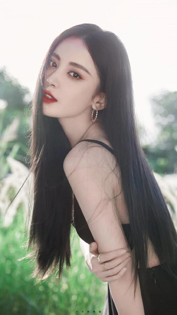 娜扎的容顏讓我無法挪開我的雙眼，星星千萬顆而你閃爍在我心中