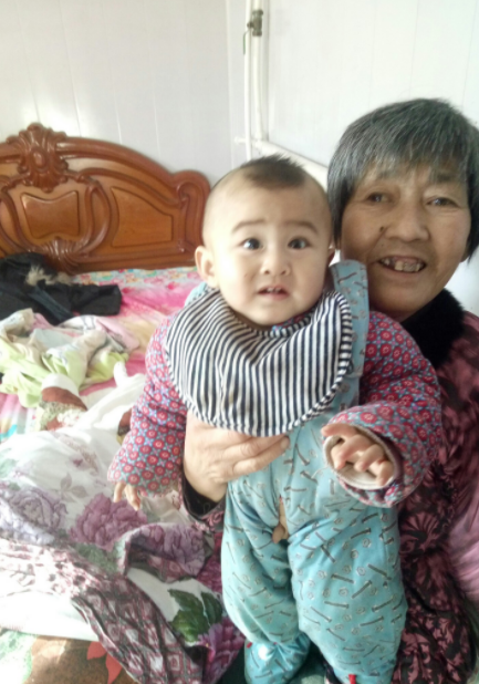 家中老人想抱孩子，爸爸提出投幣50元抱3分鐘，月嫂伸手鬧尷尬