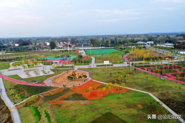 不可思議！已是深秋，月兒灣公園卻如此多彩，恰似夏日還未走遠