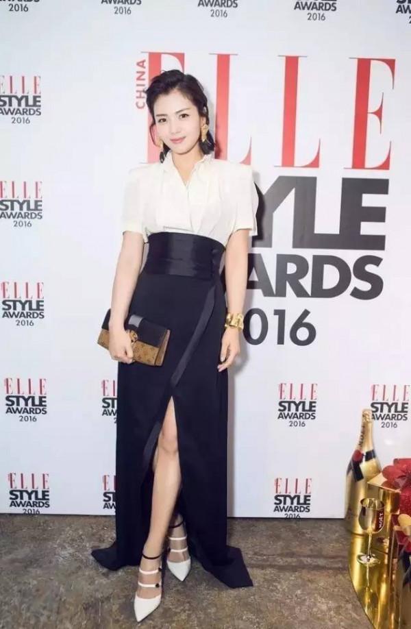 真是服了劉濤!為秀腿把百褶裙剪短一截,不過“拉長”效果確實好 真是服了劉濤!為秀腿把百褶裙剪短一截,不過“拉長”效果確實好