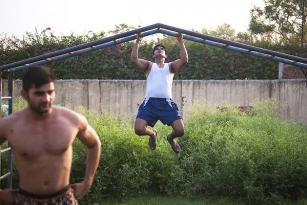 這個印度貧困村，承包了全國的精壯男保安