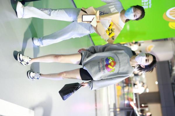 宋祖兒穿衛衣現身機場 玩下衣失蹤