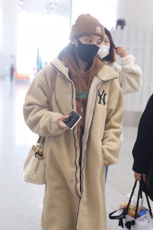 宋雨琦穿奶油色羊羔絨外套,戴毛線帽單肩挎包袋溫暖休閒 宋雨琦穿奶油色羊羔絨外套,戴毛線帽單肩挎包袋溫暖休閒