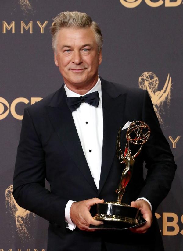 “片場意外殺人”！《鐵鏽》槍擊事件：有人起訴鮑德溫