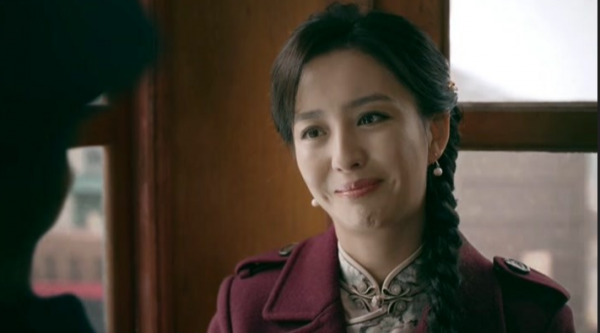 佟麗婭諜戰劇穿幫,女英雄背兩萬多名牌包,編劇的回應無法信服 佟麗婭諜戰劇穿幫,女英雄背兩萬多名牌包,編劇的回應無法信服