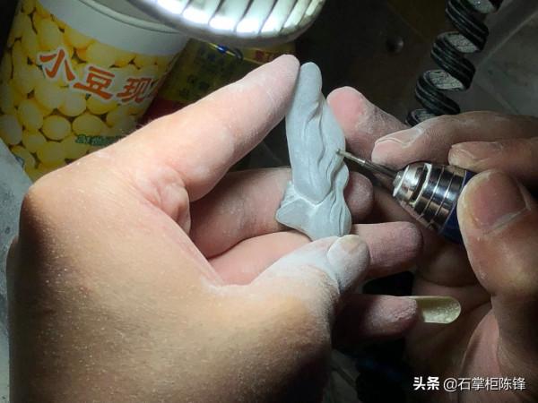 玉雕師平時丟掉的廢料去哪了？在這裡，它們“變廢為寶”