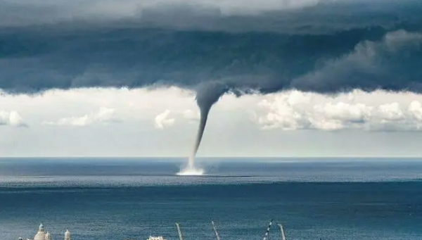 青海湖“湖神顯靈”了？大量湖水被雷雲吸上天，到底發生什麼事？