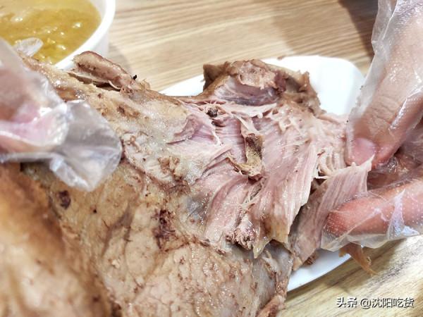 比臉還大的板骨，能拆一盤子肉，下午一點多就能賣空