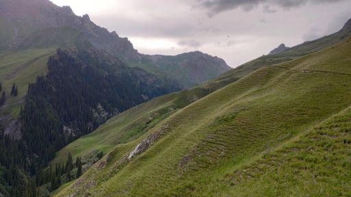 新疆徒步穿越烏蘇古道第二天翻越包紮敦達板