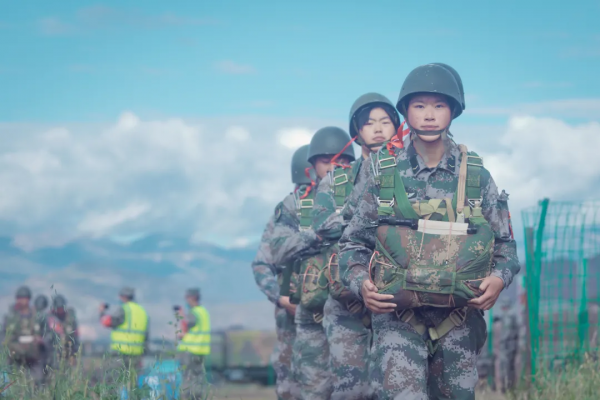 贊!海拔3700米,她們完成首次跳傘 贊!海拔3700米,她們完成首次跳傘