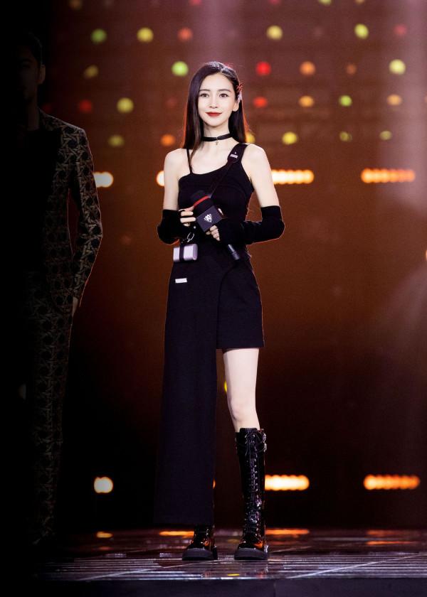 楊穎造型太獨特,不規則短裙配騎士靴很吸睛,一般人還真難駕馭 楊穎造型太獨特,不規則短裙配騎士靴很吸睛,一般人還真難駕馭