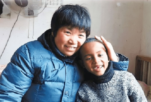 11年前黑人小孩巴比被遺棄，浙江農村奶奶咬牙收養，後來過得怎樣
