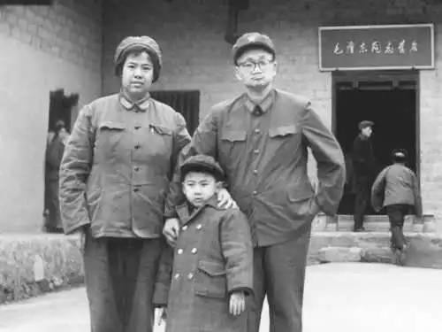 邵華結婚後第一次見毛主席，毛主席囑咐：不要忘記你的媽媽楊開慧