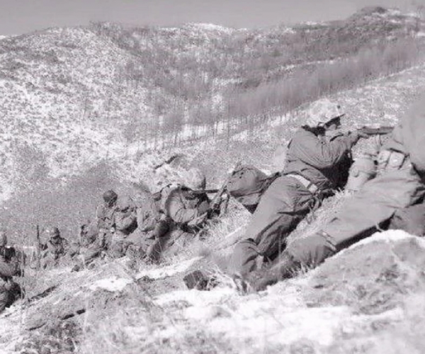 38軍直插三所裡，被20多架美機發現，副師長果斷命令：公開前進