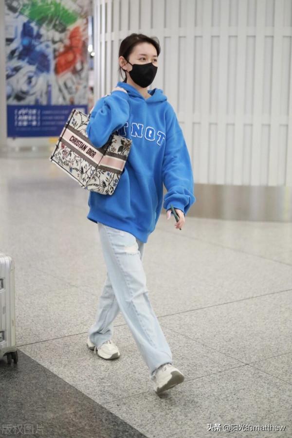 蔣依依身挎大包低調現身，身著藍色衛衣+牛仔長褲休閒隨性