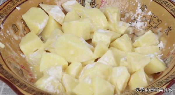 土豆最好吃的做法，淋兩個雞蛋，出鍋香甜又解饞，大人小孩搶著吃