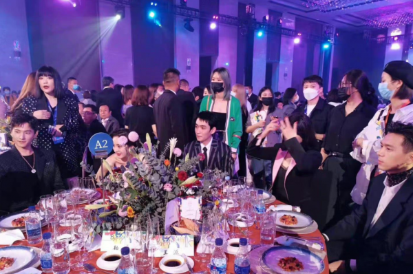 芭莎夜內場看點十足,楊冪跟三位帥哥同框,宋茜大合影站最邊上? 芭莎夜內場看點十足,楊冪跟三位帥哥同框,宋茜大合影站最邊上?