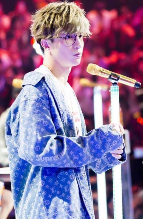 薛之謙和李易峰撞衫了！同款牛仔服，你們覺得誰更帥氣？