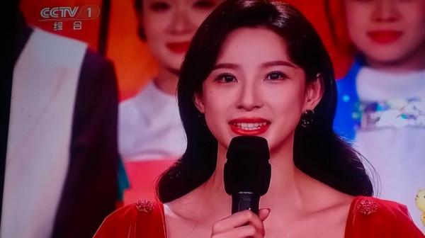 春晚造型大爆火！李思思口紅色號再出圈，馬凡舒首登春晚就了不得