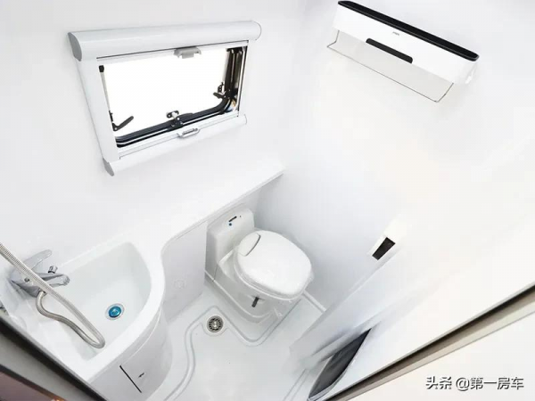 高性價比房車！愛旅途2022款大通V90C，800鋰電800太陽能配置合理