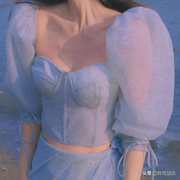 Angelababy ​​​​海邊一襲藍色長裙，完美側顏讓人心動