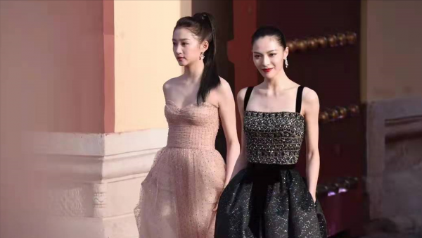 女明星同框後，誰的顏值高顯而易見，美是真服劉亦菲