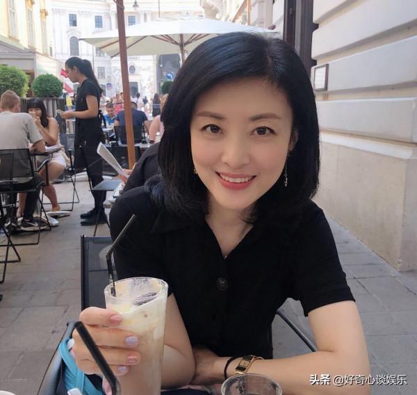 主持人周濤近況曝光,長裙搭配波點絲巾顯優雅,膚白似玉氣質如蘭 主持人周濤近況曝光,長裙搭配波點絲巾顯優雅,膚白似玉氣質如蘭