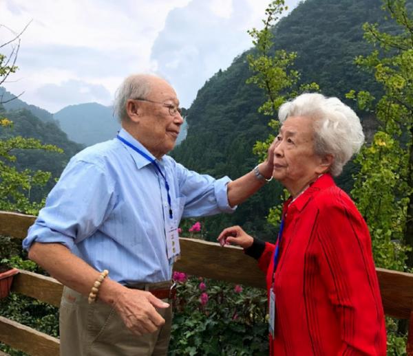 竹金仁寧可獨自面對孤獨的生活，不願讓保姆走進自己的內心世界