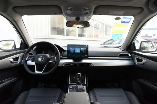 售價6.49萬元起，搭載1.5L發動機，比亞迪秦燃油版深度測評