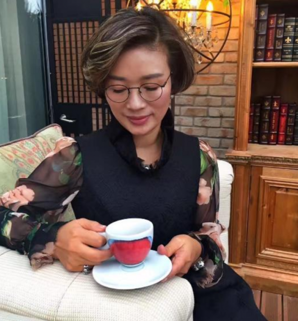 溫州女富豪胡潔：前夫由司機變鉅貪，二婚嫁周立波，大方送保時捷