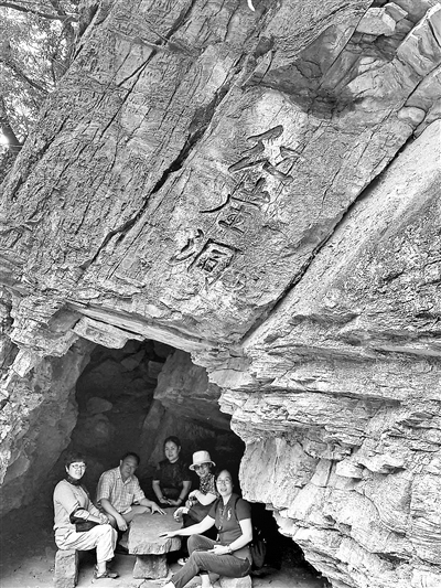 村莊兩番罹難,魚子山堡壘屹立敵後 黨員百倍增速,紅崖洞曙光照耀冀東 村莊兩番罹難,魚子山堡壘屹立敵後 黨員百倍增速,紅崖洞曙光照耀冀東