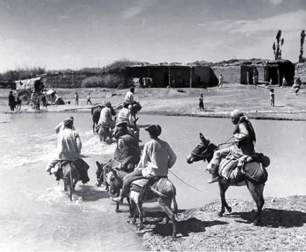 烏斯滿的最後時刻:戴著沉重的腳鐐,每天利用放風的機會祈禱 烏斯滿的最後時刻:戴著沉重的腳鐐,每天利用放風的機會祈禱