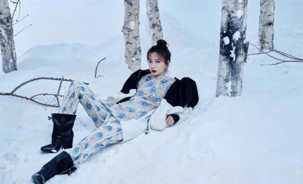 黃聖依、吳昕合拍封面大片！黃聖依溫婉又時尚，吳昕率性又前衛