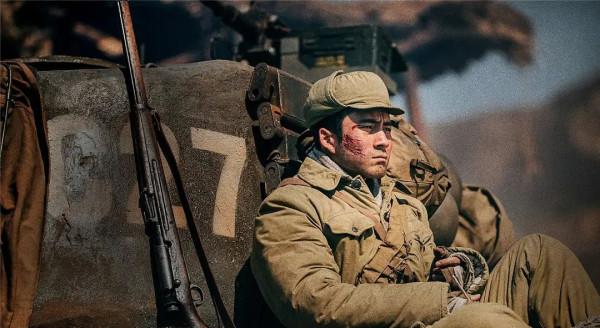 為躲炮彈班長帶人跳進糞坑，他堅決阻止，結果炮彈打進了糞坑