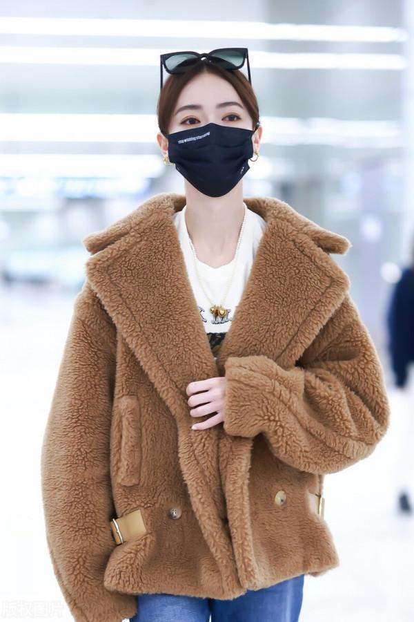 吳謹言穿棕色羊羔絨外套搭配破洞牛仔褲,腳踩白色短靴可愛減齡 吳謹言穿棕色羊羔絨外套搭配破洞牛仔褲,腳踩白色短靴可愛減齡