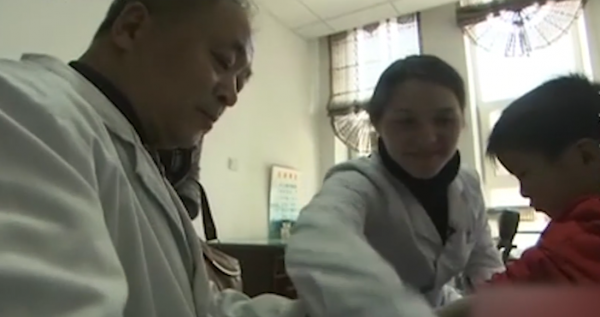 外國女孩天生雙腿畸形，頂級醫院稱無法治癒，結果被中醫3月看好