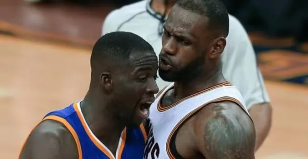 球迷瘋狂互噴！周琦和趙睿，在領獎臺上談笑風生！畫風突變啊